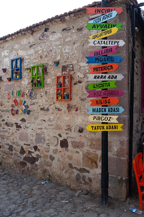 Tarihi Cunda Sokakları ve Barlar — fotoğraf 2