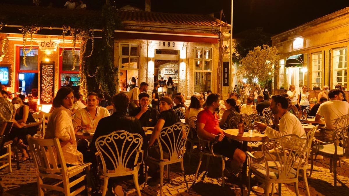 Tarihi Cunda Sokakları ve Barlar — fotoğraf 4